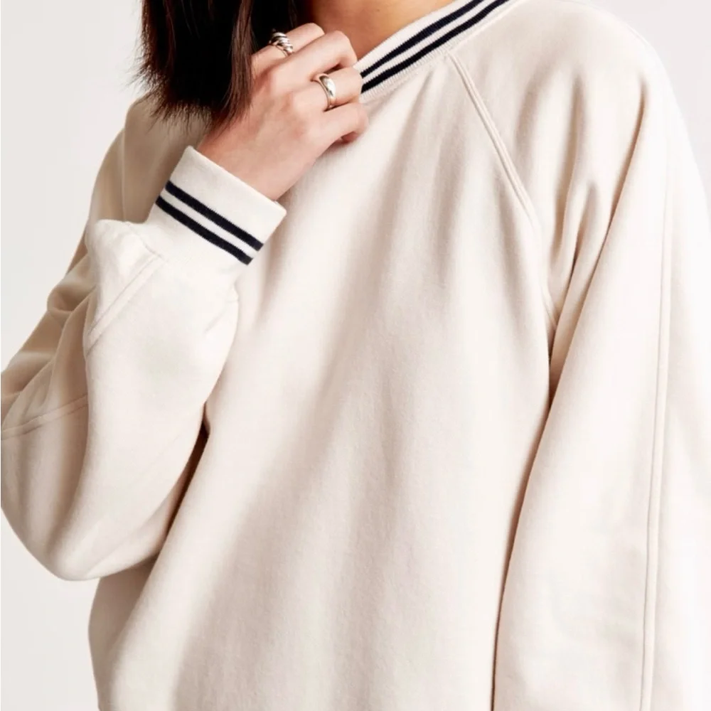 Abercrombie & Fitch Essential Raglan Classic Sunday Crew - Picture 2 of 9